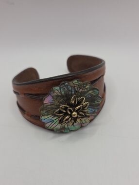 Fossil Brown Leather Cuff Bracelet With Irridesent Flower Shell Vintage